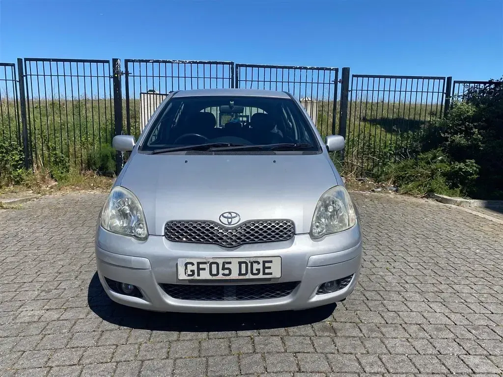 Usado Toyota Yaris 2005 Prateado Citadino