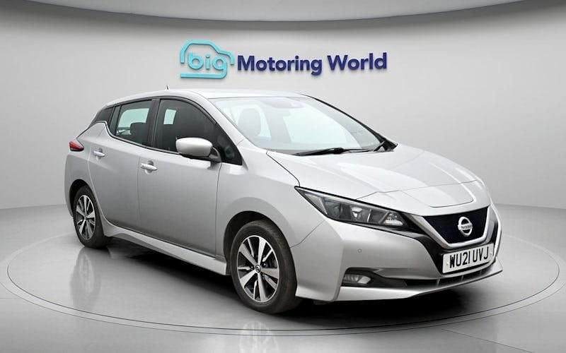 Begagnad Nissan Leaf Acenta 110 kW (150 HK) 2021 Silver Halvkombi