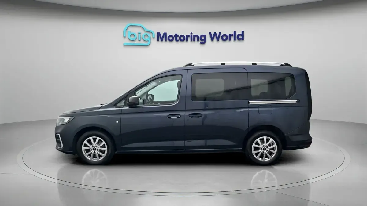 Used Ford Grand Tourneo Connect Titanium 122 HP (89 kW) 2023 Blue MPV