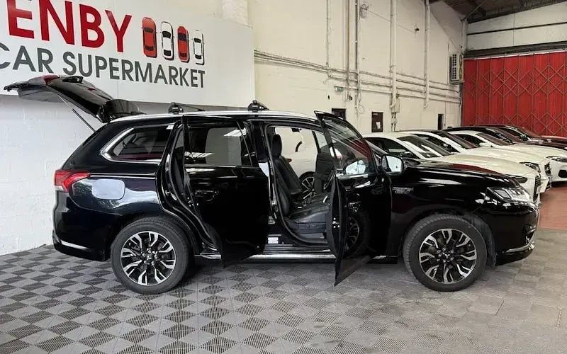 Used Mitsubishi Outlander P-HEV 203 HP (149 kW) 2017 Black SUV