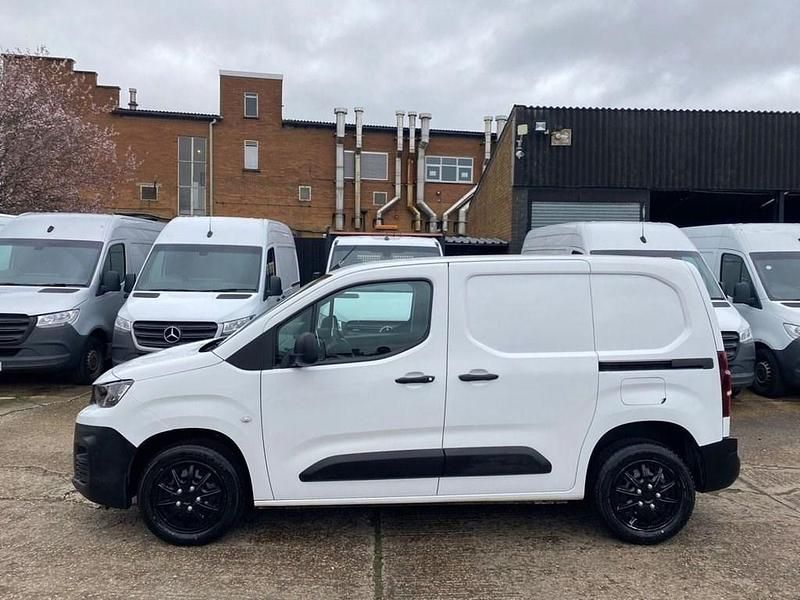 Used Peugeot Partner 100 HP (73 kW) 2019 White MPV