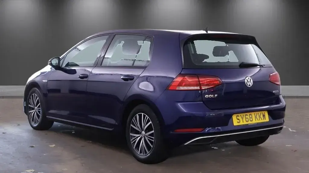 Used VW Golf VII SE 130 HP (95 kW) 2018 Blue Hatchback
