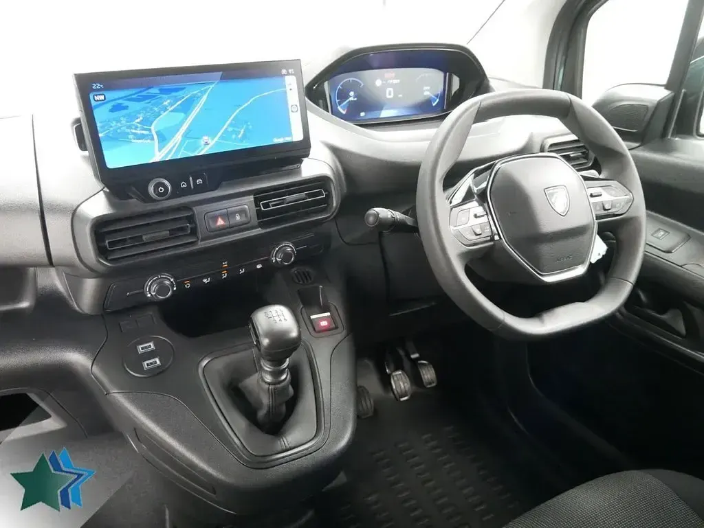 Used Peugeot Partner 100 HP (73 kW) 2024 Blue MPV