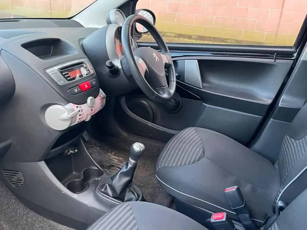 Używany Peugeot 107 Allure 68 KM (50 kW) 2013 Czarny Hatchback