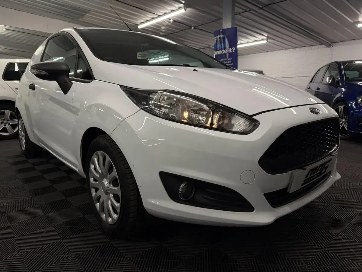 Used Ford Fiesta 75 HP (55 kW) 2016 White Hatchback