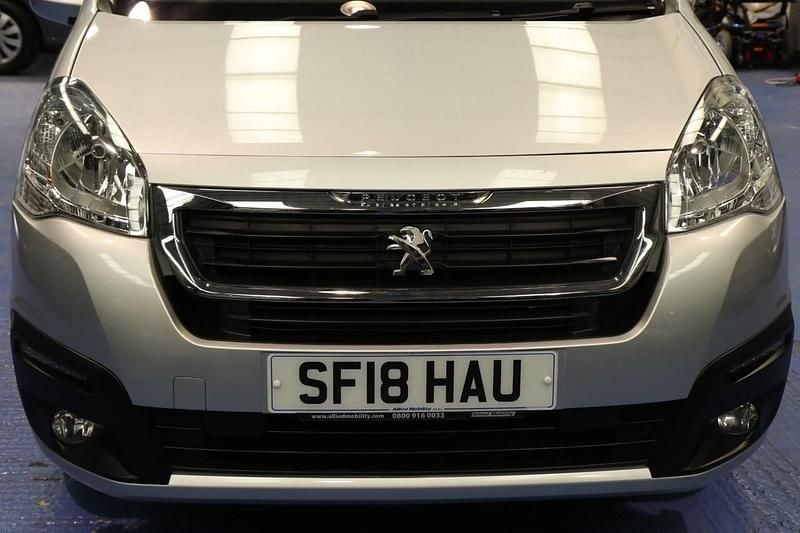 Used Peugeot Partner Tepee Active 98 HP (72 kW) 2018 Silver MPV