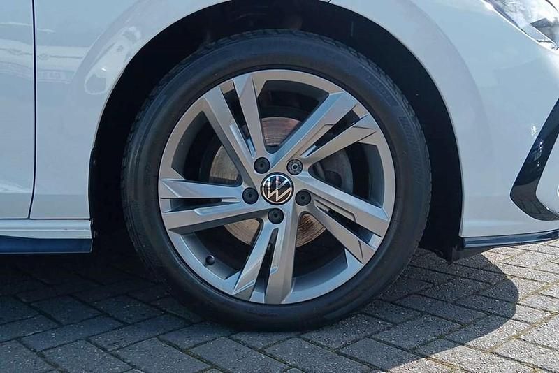 Begagnad VW Golf VII R-line 2021 Vit Halvkombi