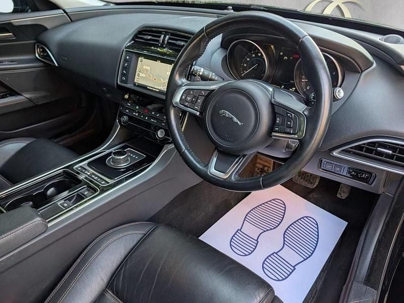 Usado Jaguar XE Prestige 180 HP (132 kW) 2018 Preto Sedan