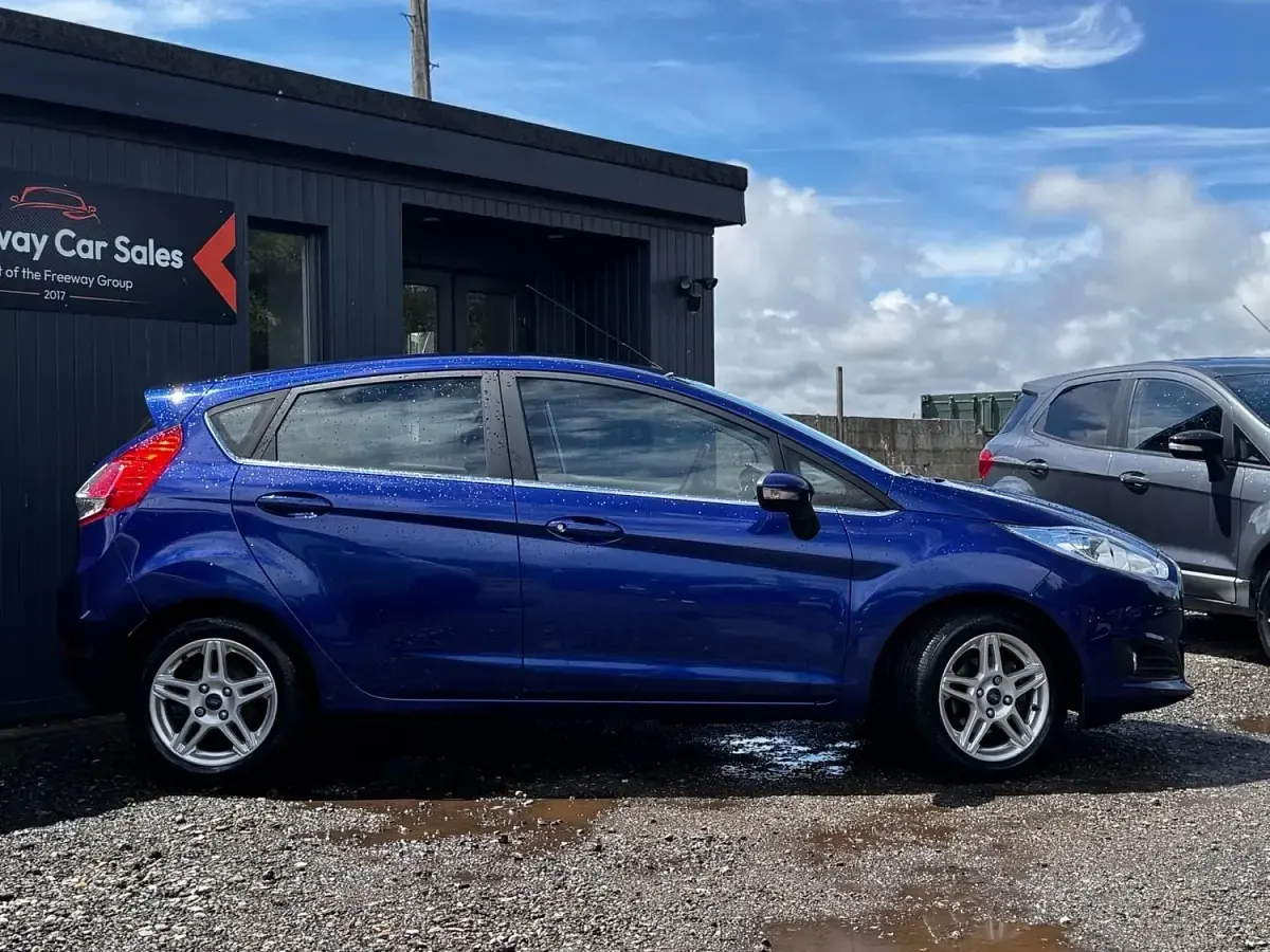 Used Ford Fiesta Zetec 100 HP (73 kW) 2014 Blue Hatchback