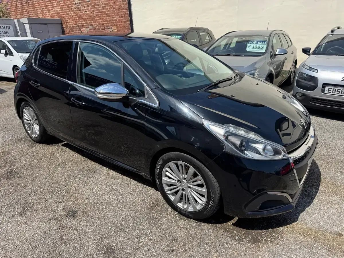 Used Peugeot 208 Allure 100 HP (73 kW) 2015 Black Hatchback