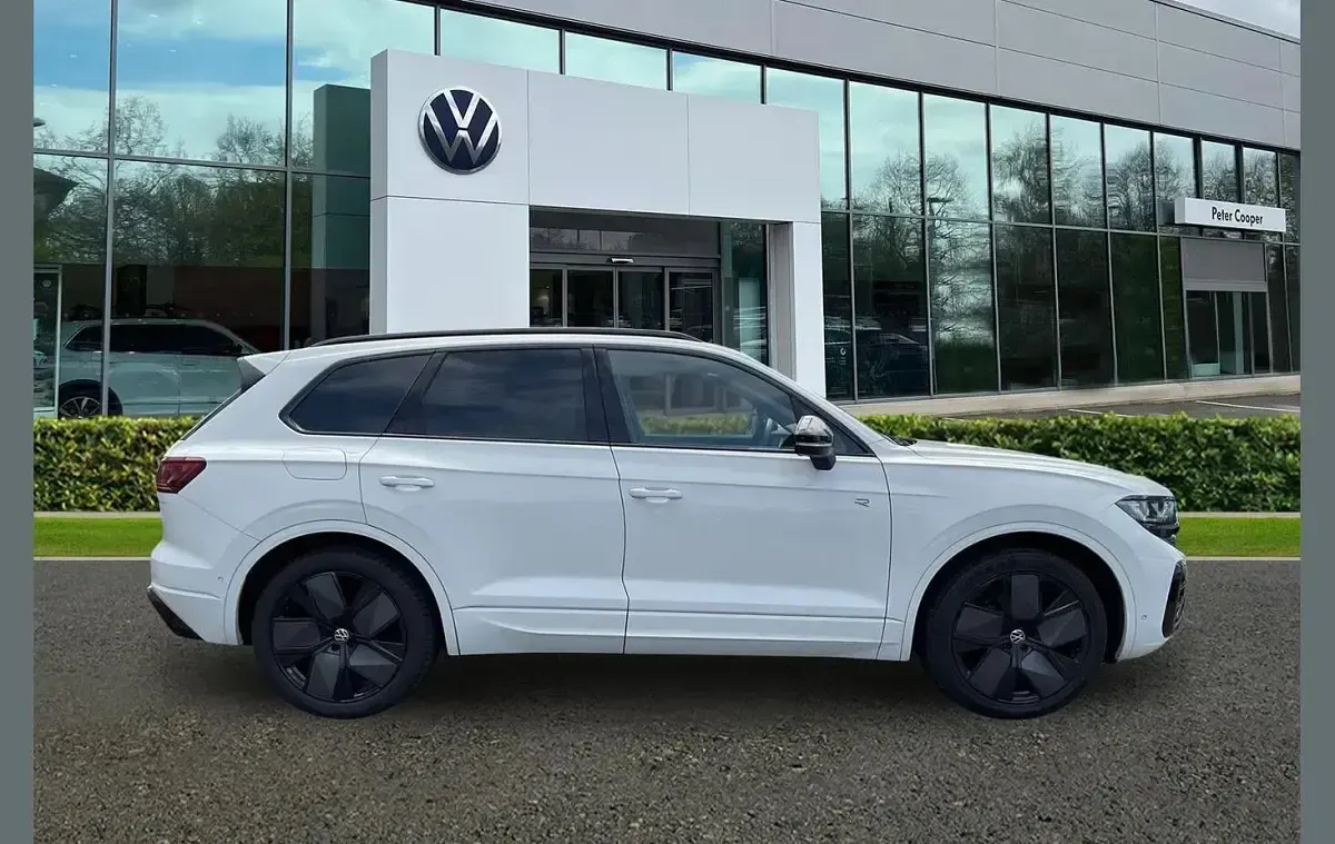 Used VW Touareg Black Edition 286 HP (210 kW) 2024 Pure white SUV