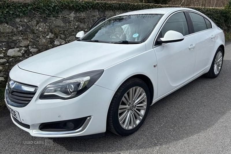 Used Vauxhall Insignia 140 HP (102 kW) 2015 White Hatchback