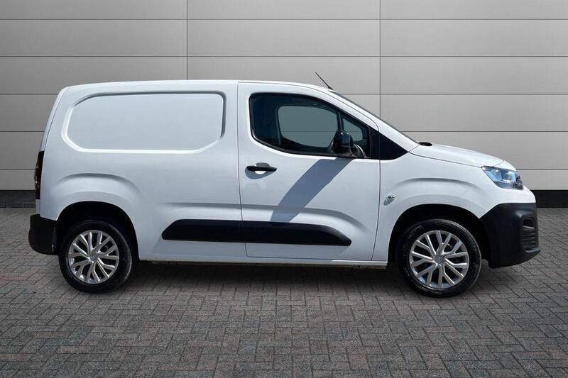 White Used 2022 Citroën Berlingo MPV | £9,790 (Good price) - Image 1/4
