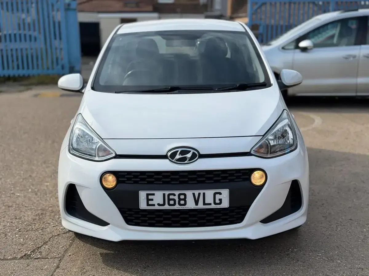 Used Hyundai i10 SE 67 HP (49 kW) 2018 White Hatchback