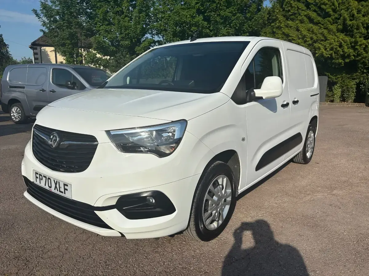 Usado Vauxhall Combo Sportive 100 HP (73 kW) 2020 Branco Monovolume