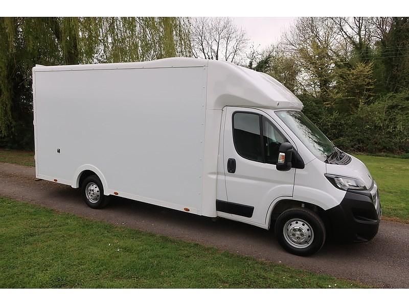 Second-hand Peugeot Boxer Premium 140 CP (102 kW) 2023 Alb Van