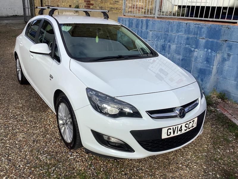 Used Vauxhall Astra Excite 115 HP (84 kW) 2014 White Hatchback