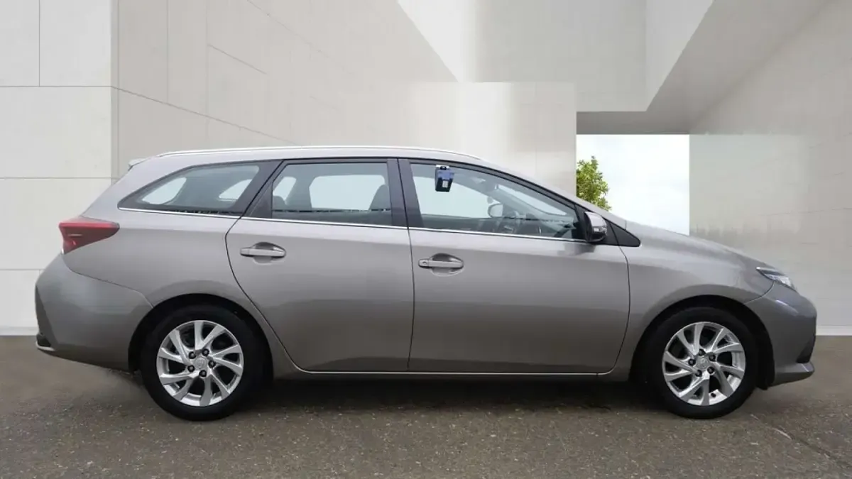 Used Toyota Auris Business Edition 2015 Bronze Estate