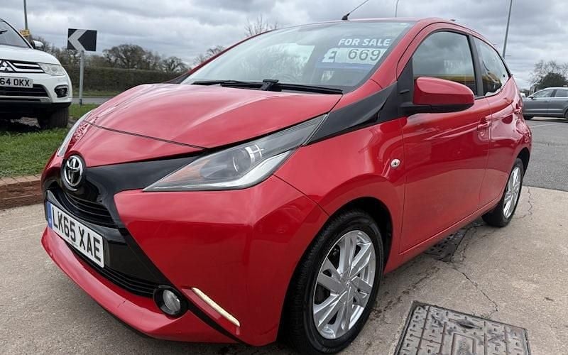 Used Toyota Aygo x-press 69 HP (50 kW) 2015 Red Hatchback