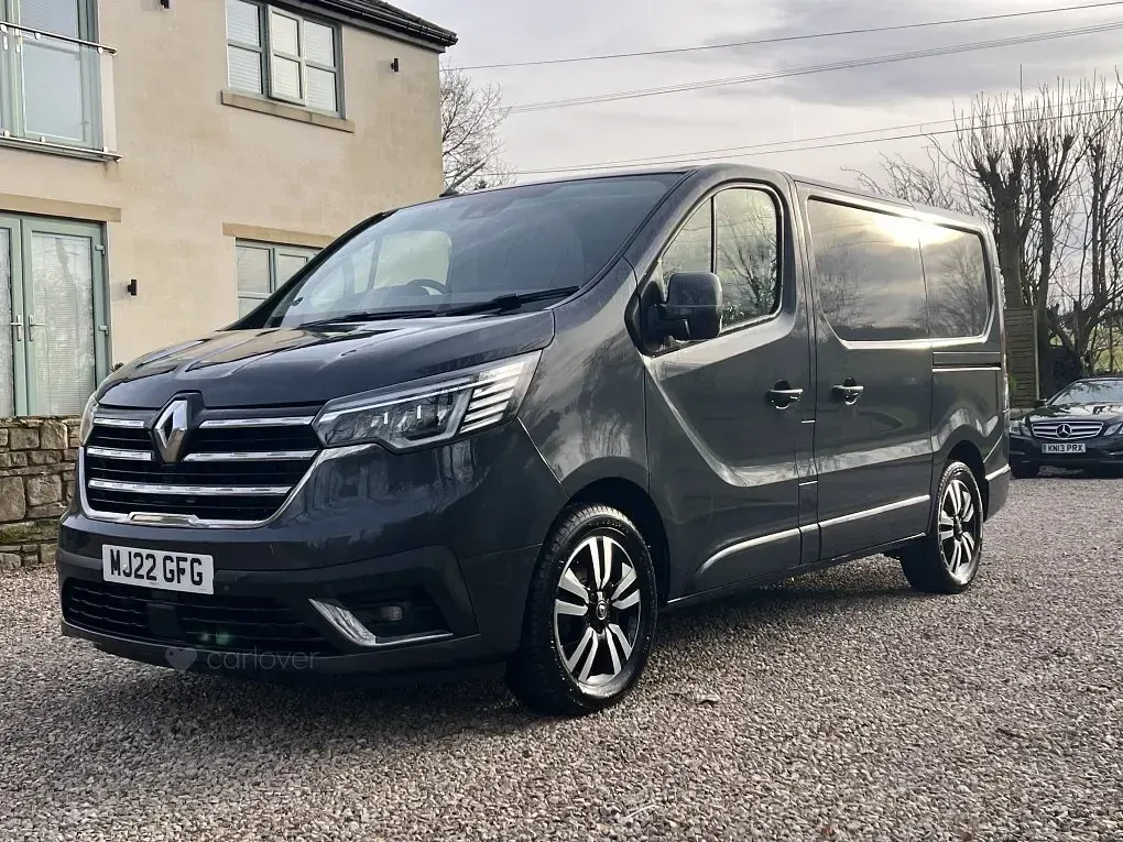 Begagnad Renault Trafic 2022 Grå Minibuss