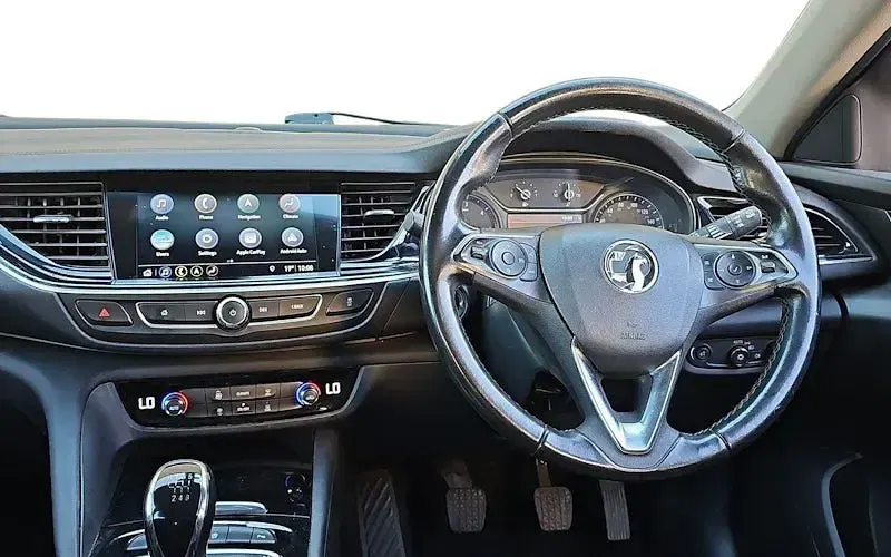Used Vauxhall Insignia 110 HP (80 kW) 2018 Red Estate