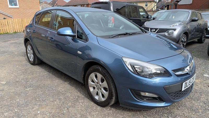 Second-hand Vauxhall Astra Design Edition 2015 Albastru Hatchback