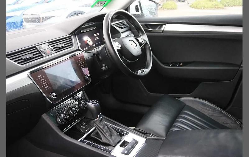 Used Skoda Superb SE Technology 214 HP (157 kW) 2022 White Hatchback