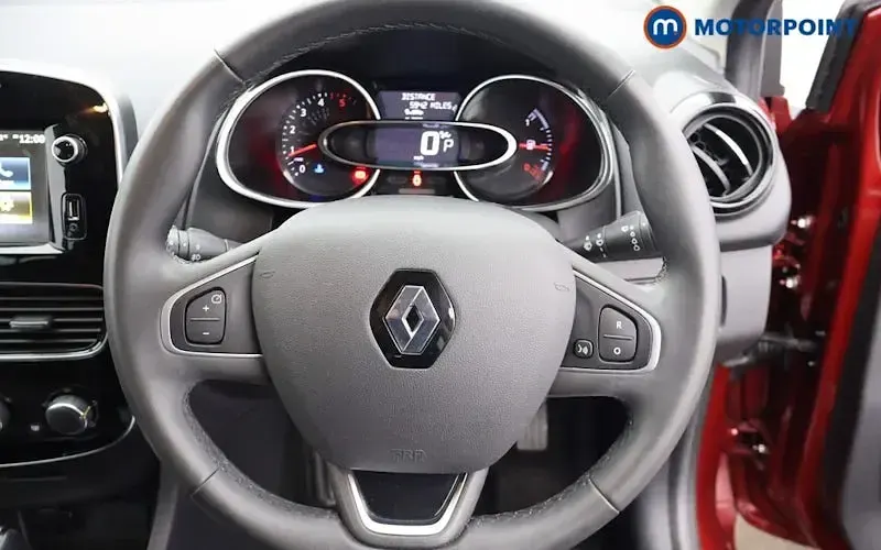 Used Renault Clio Iconic 90 HP (66 kW) 2019 Red Hatchback