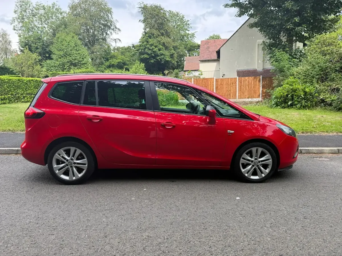 Used Vauxhall Zafira SRi 2014 Red MPV