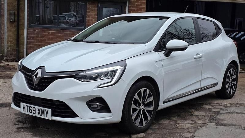 Used Renault Clio V Iconic 85 HP (62 kW) 2020 White Hatchback