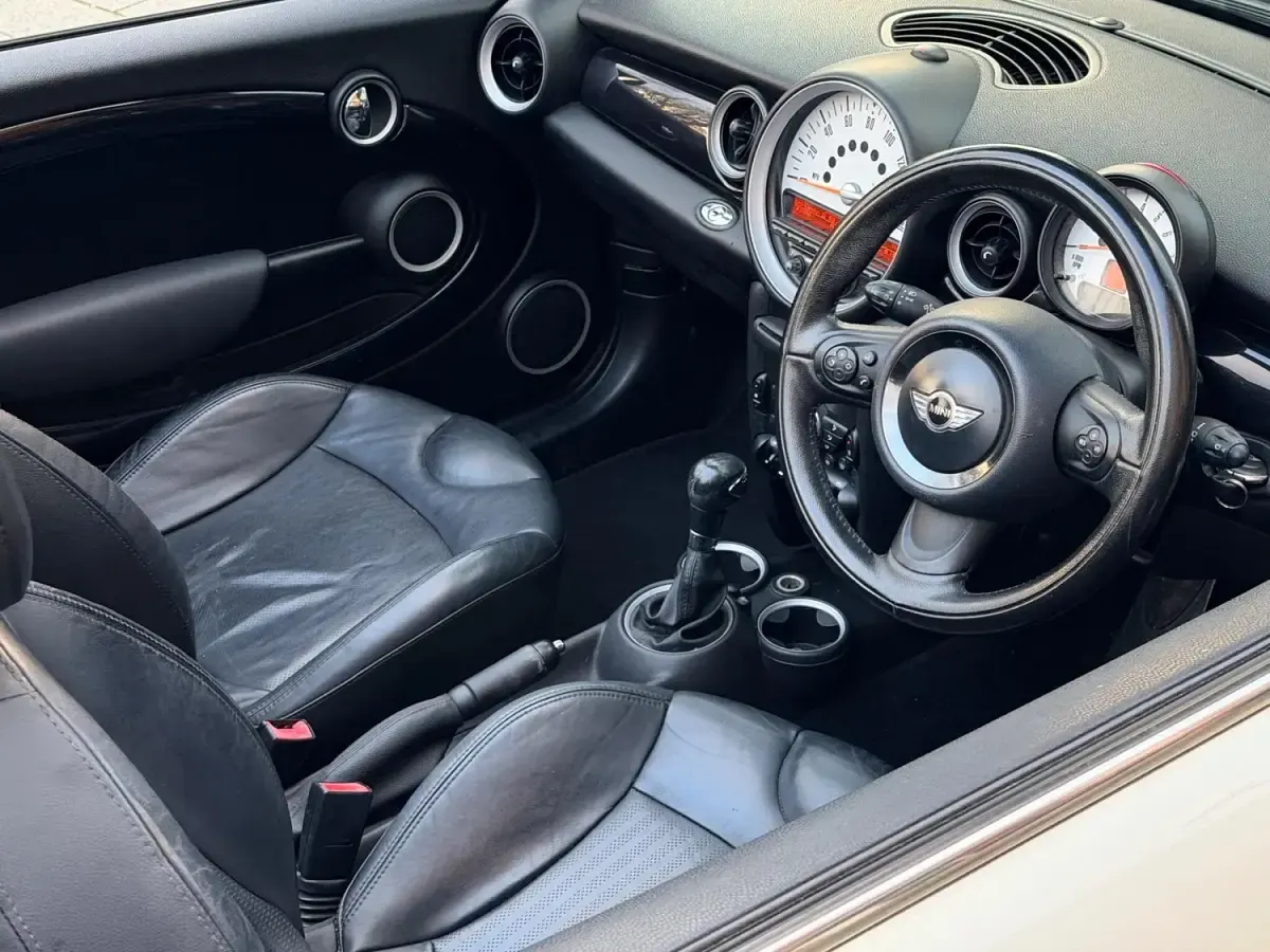 Begagnad Mini Cooper Cabriolet 2011 Vit Cab