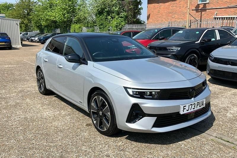 Crystal silver Used 2024 Vauxhall Astra Ultimate Hatchback | £20,695 (Good price) - Image 1/3