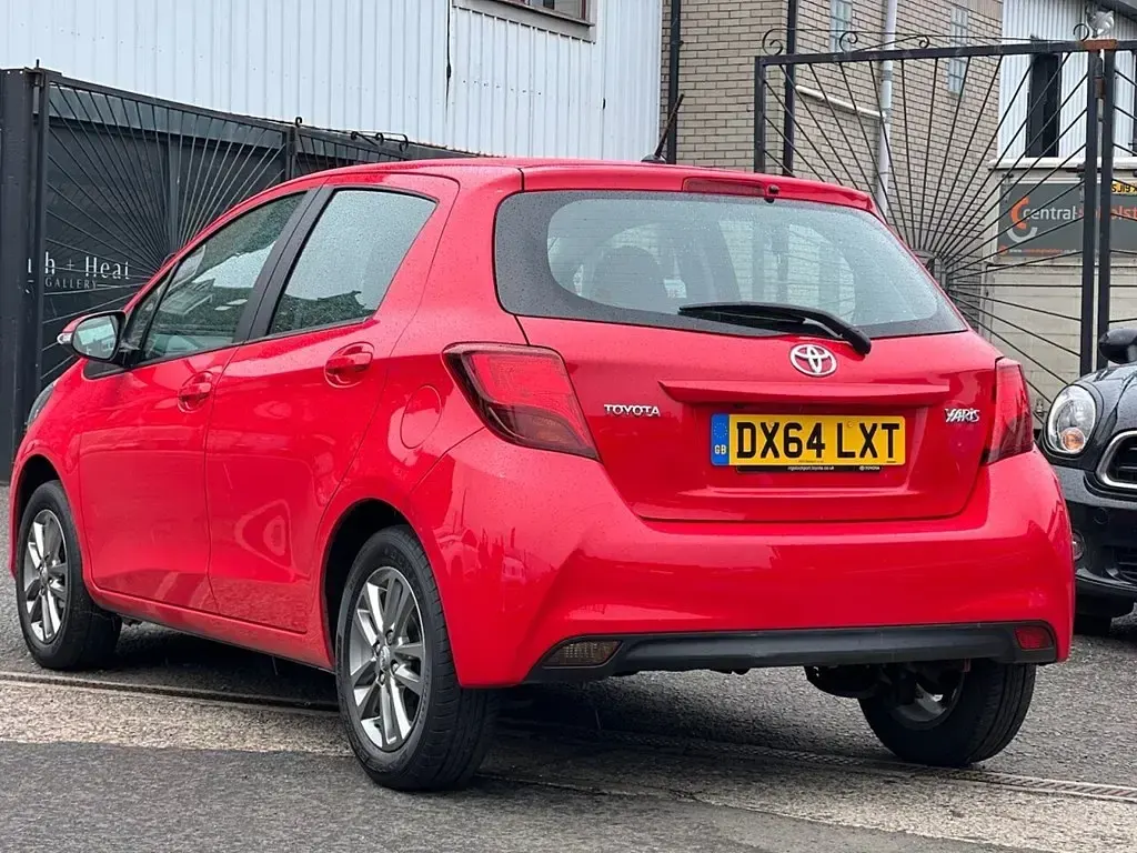 Used Toyota Yaris Multidrive S 99 HP (72 kW) 2014 Red Hatchback