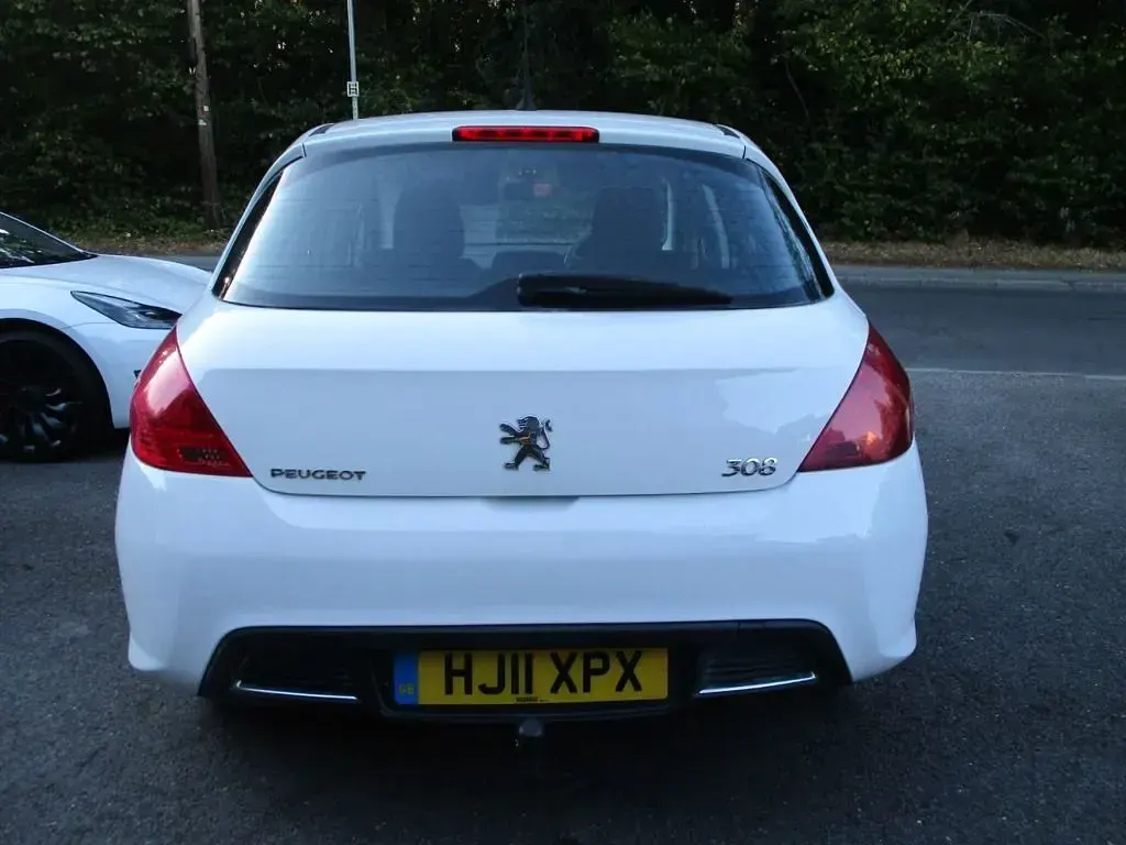 Used Peugeot 308 Envy 92 HP (67 kW) 2011 White Hatchback