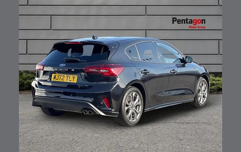 Begagnad Ford Focus ST-Line 123 HK (90 kW) 2023 Svart Halvkombi