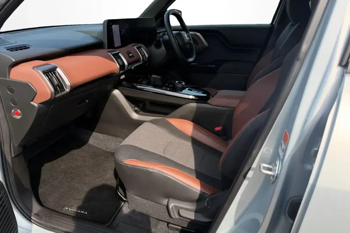 New Suzuki Vitara 2026 Splendid silver/black roof SUV