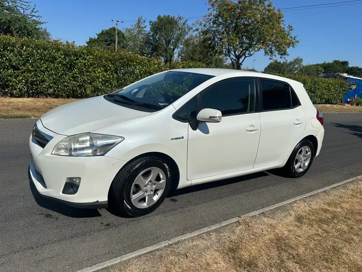 Used Toyota Auris Hybrid T4 136 HP (100 kW) 2011 White Hatchback