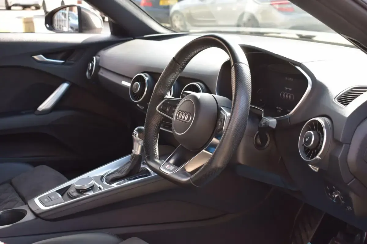 Usado Audi TT S-Line 197 HP (144 kW) 2023 Cinzento Coupé