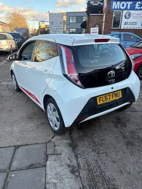 Usado Toyota Aygo X-play 68 HP (50 kW) 2017 Branco Citadino