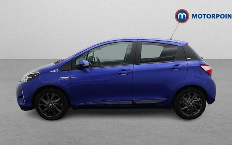 Used Toyota Yaris Hybrid 101 HP (74 kW) 2020 Blue Hatchback