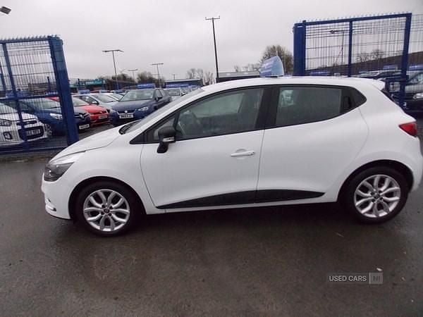 Used Renault Clio IV Play 2017 White Hatchback