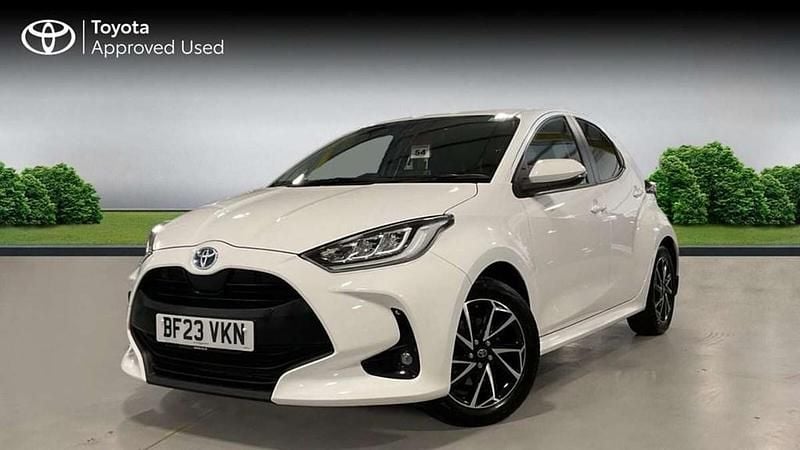 Used Toyota Yaris Hybrid Design 116 HP (85 kW) 2023 White Hatchback