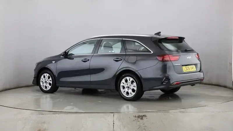 Usado Kia Ceed 138 HP (101 kW) 2025 Cinzento Citadino