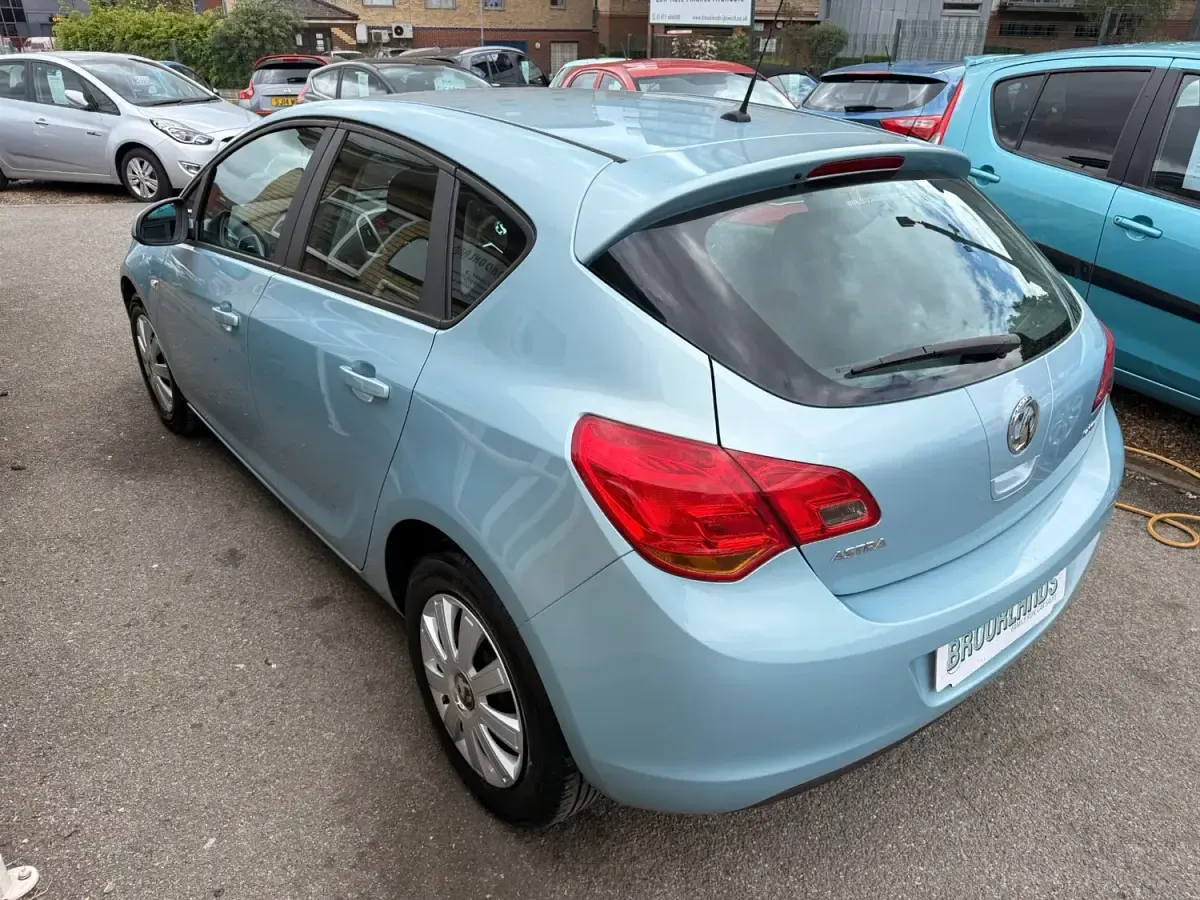 Second-hand Vauxhall Astra 2011 Albastru Hatchback