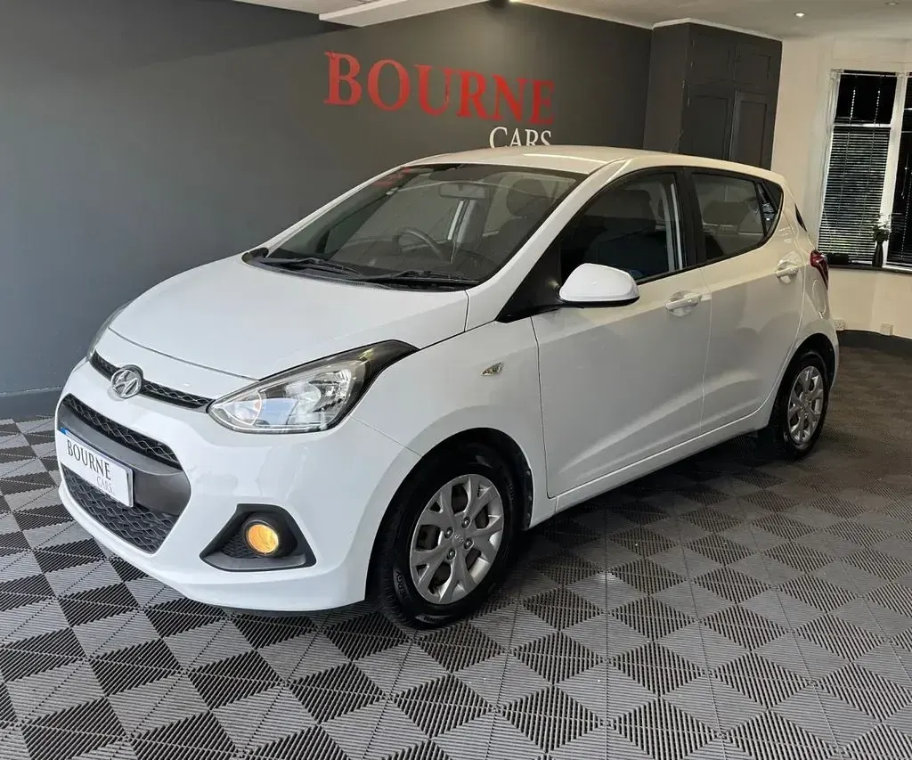 Used Hyundai i10 SE 66 HP (48 kW) 2016 White Hatchback