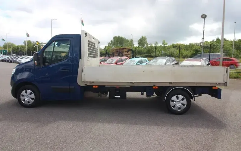 Used Nissan Interstar Tekna 145 HP (106 kW) 2023 Blue Van