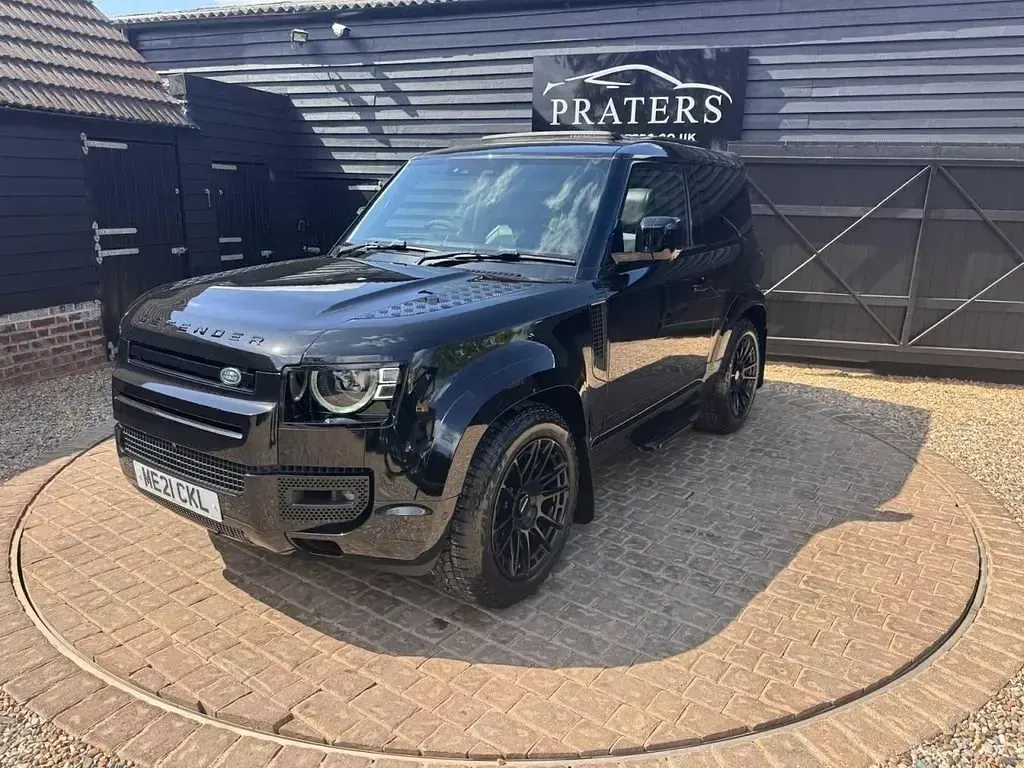 Begagnad Land Rover Defender S 525 HK (386 kW) 2021 Svart SUV
