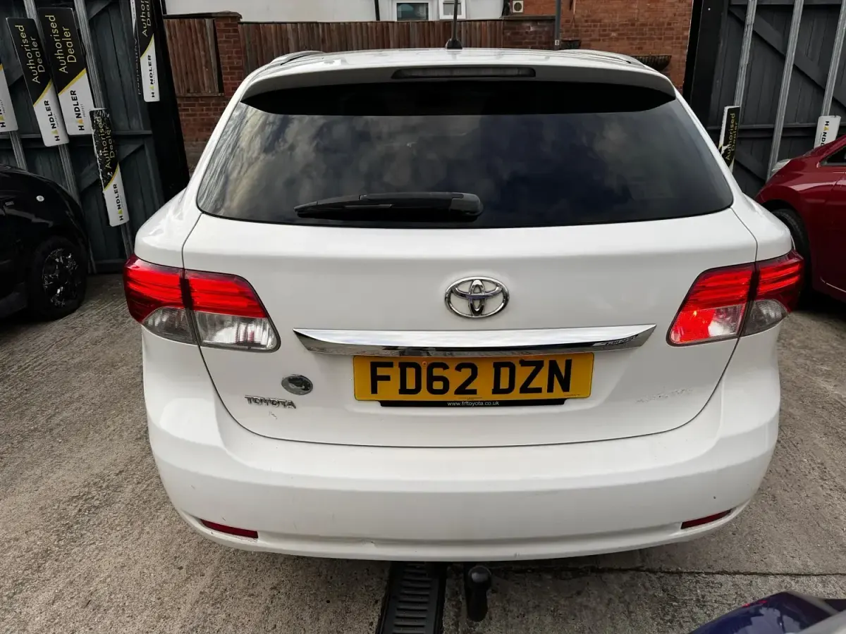 Used Toyota Avensis T4 2012 White Estate