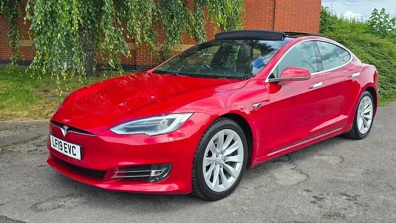 Used Tesla Model S 386 kW (525 HP) 2019 Red Hatchback