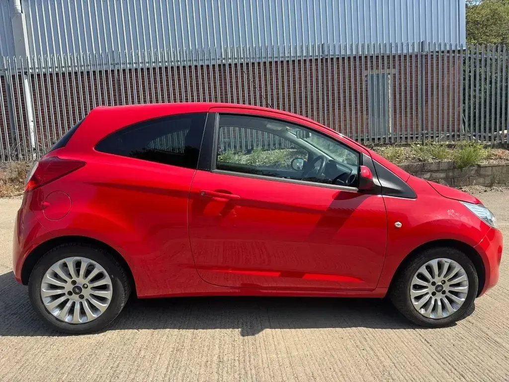 Used Ford Ka Zetec 69 HP (50 kW) 2015 Red Hatchback